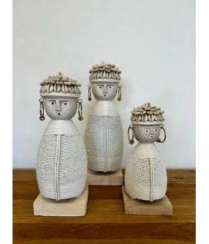 Statuette blanche en bois MM